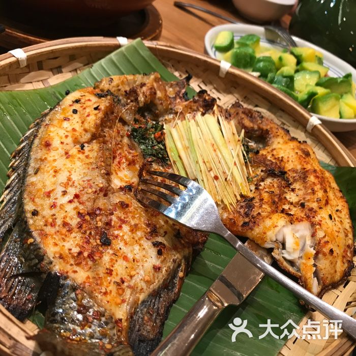 锦鲤香茅草烤罗非鱼傣味和一条鹦鹉v锦鲤图片