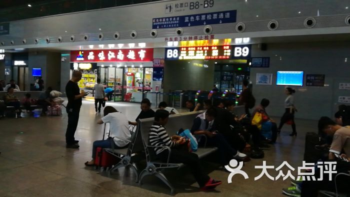 南昌火车站:出了火车站去坐机场公交1线去机.