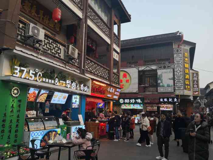 南门头上美食街"南禅寺运河边上,一排排的餐饮美食店,每到.