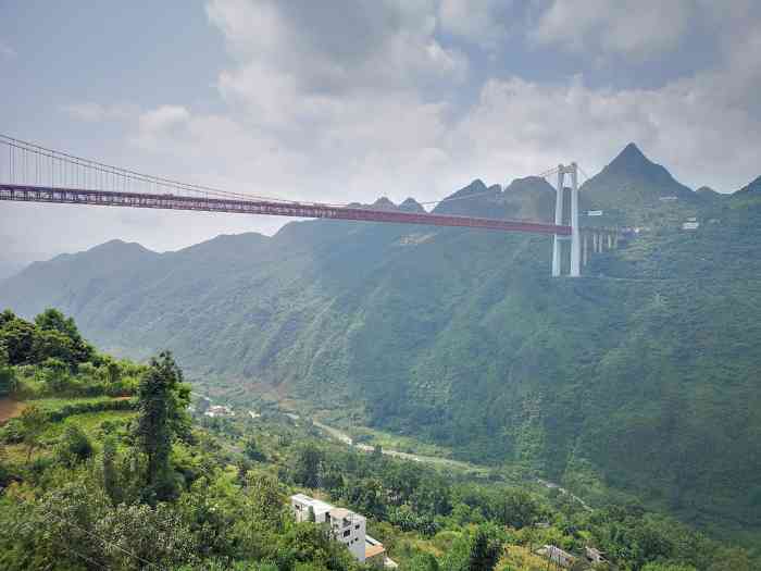 关岭坝陵河大桥-"坝陵河大桥的建成使两岸通行车程由原来的1.