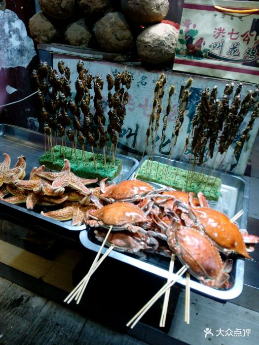 话说每个城市都有这样一条小吃街,名声在外.