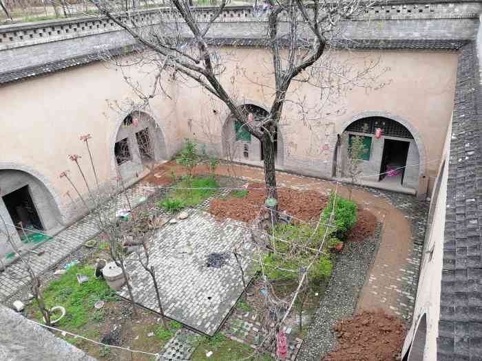 柏社村地坑院"和朋友们一起去了三原地坑民俗村,很震撼.