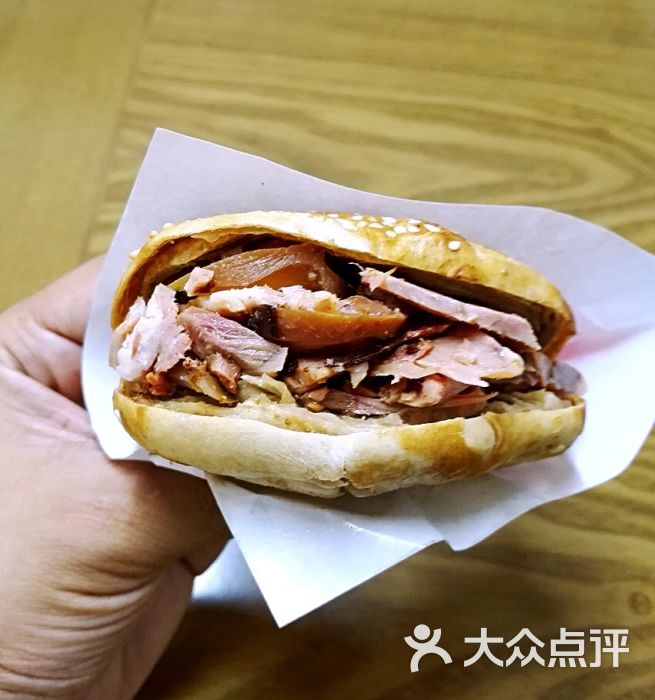 烧饼夹肘子