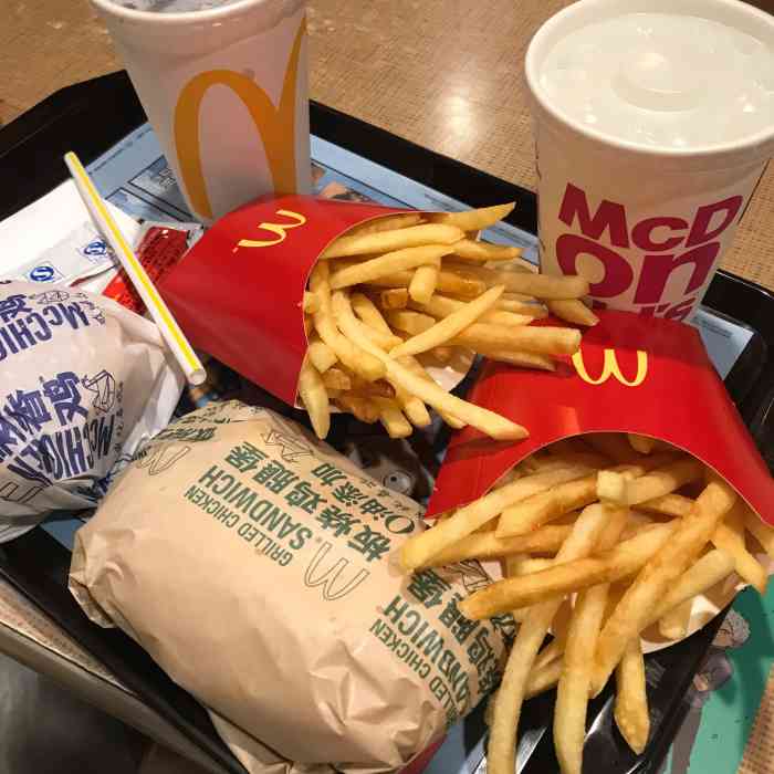 今天出差来诸暨麦当劳吃午餐,汉堡咬着有汁感很好吃,麦乐鸡脆脆的