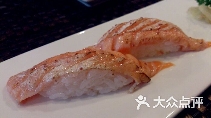 炙三文鱼腩握寿司