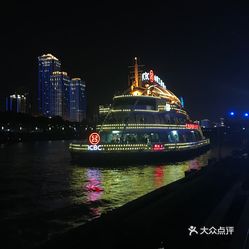 船长9号游轮  10月5号,听说长江两岸有灯光秀,就去坐了趟船长9号开了