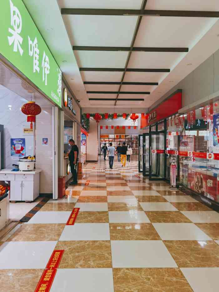 太白岛服务区停车场