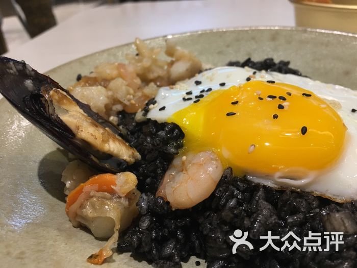 墨鱼汁炒饭配蒜香海鲜