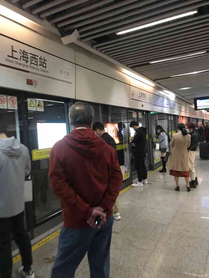 上海西站地铁站-"上海西站曾经是上海铁路交通枢纽的重要一环.