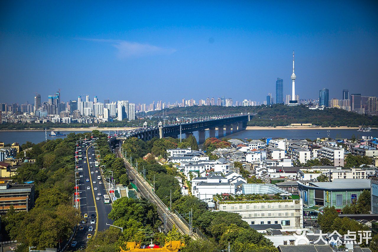 武汉长江大桥位于湖北省武汉市武昌蛇山和汉阳龟山之间的