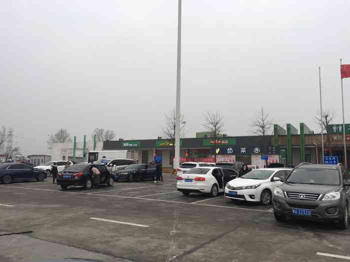 驻马店服务区-停车场-"去信阳南湾湖的高速路上经过区