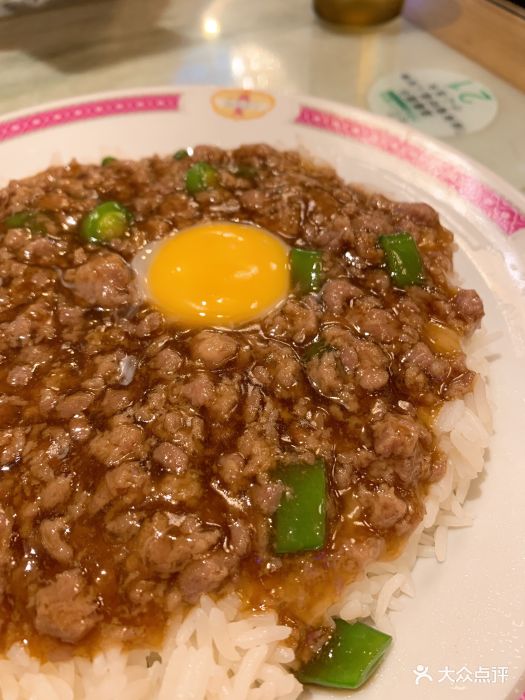 窝蛋牛肉饭