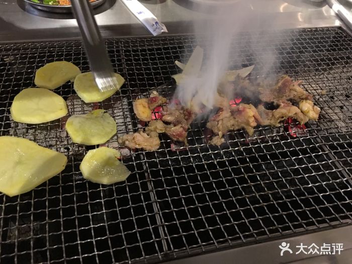 地摊儿烤肉·室内小马扎大排档图片