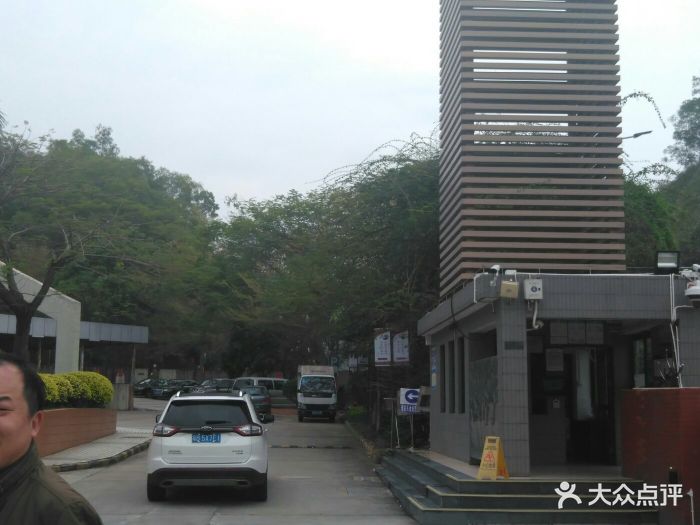 深圳市福田区红岭中学创办于1981年8月,原.