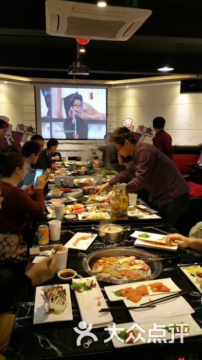 多人聚餐场面宏大