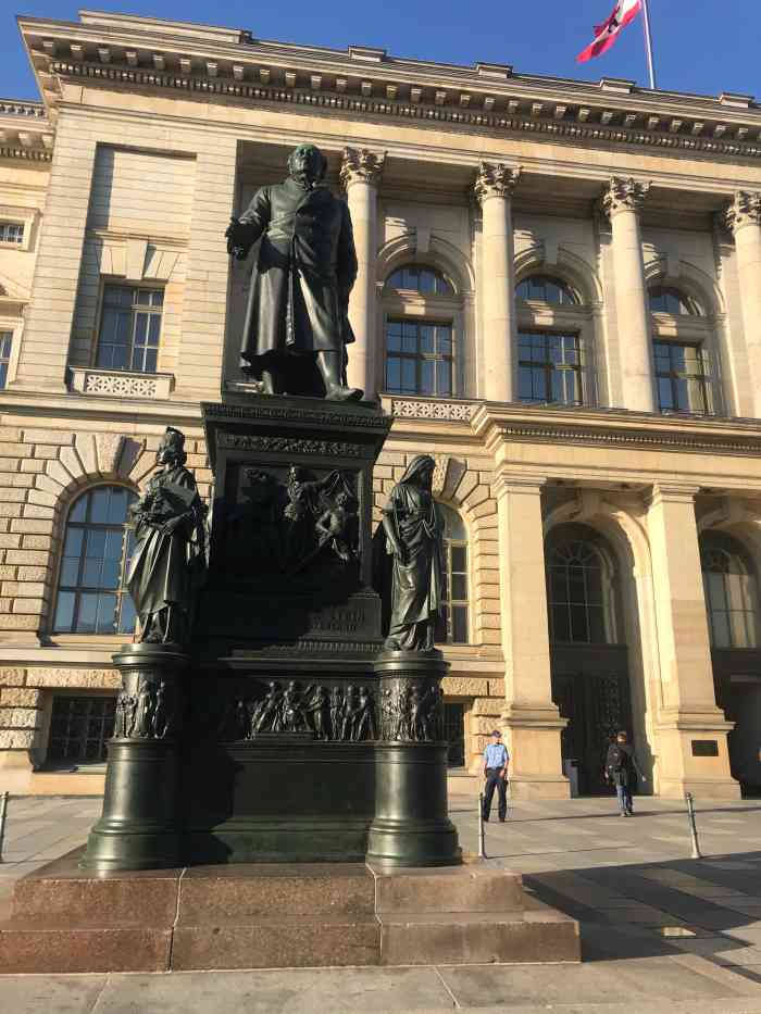 马丁葛罗比乌斯博物馆-"der gropius bau ist ."