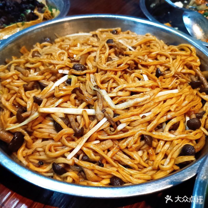 杂菇焖伊面