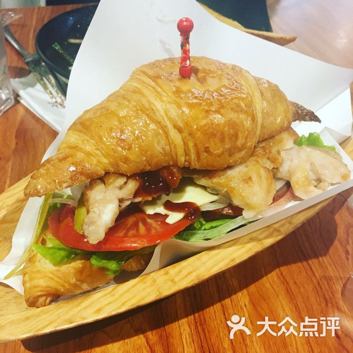 西西地鸡扒牛角汉堡包