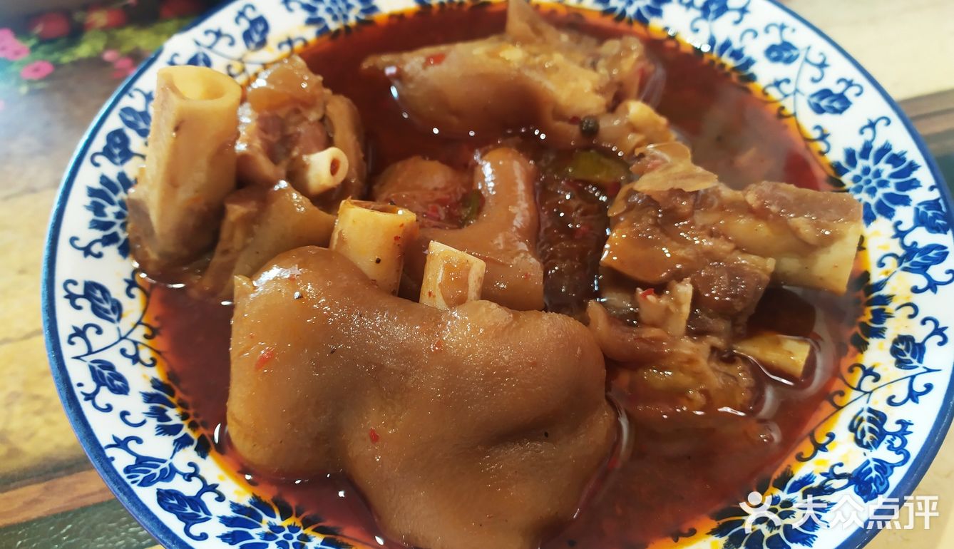 想吃酸辣肥肠粉,麻辣蹄花,于是搜了这家川菜馆