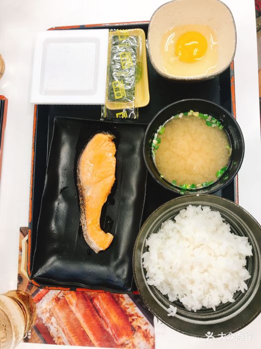 在日本吃饭大多都是定食,一人一份方便厨房.