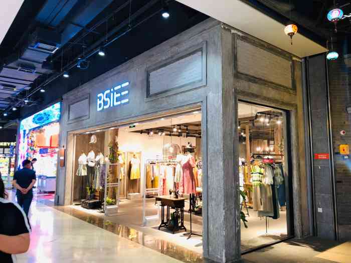 本涩(吾悦广场店"交通很方便,在商场里,店面也很整洁,摆放.