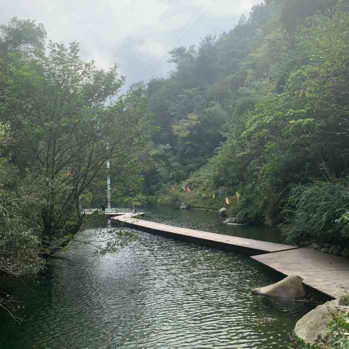 平利桃花溪景区-"五一假期逛逛人特别多停车场车位不.