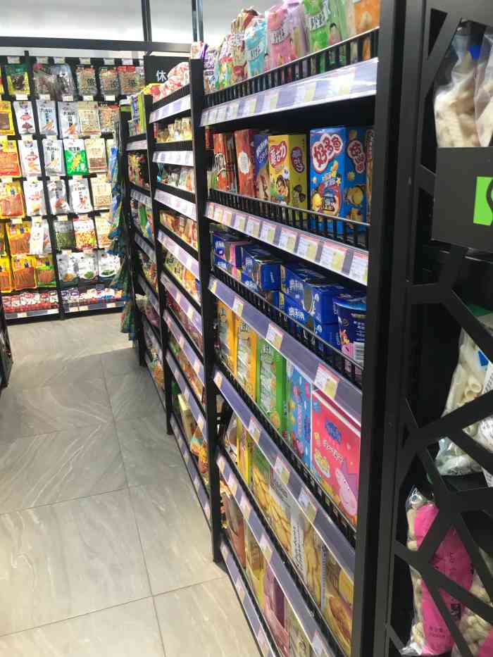 快时达生活超市(梅林店"在河背村里的一个小超市,蔬菜水果品种挺多.
