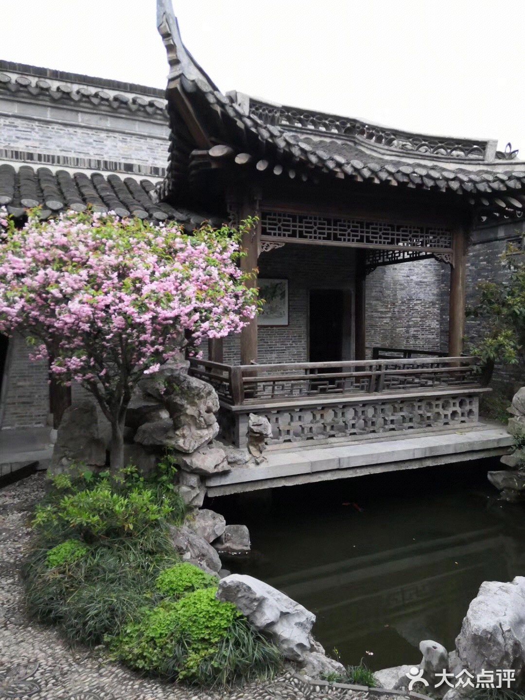 个园位于扬州市古城东北隅,是江苏省4a级景点