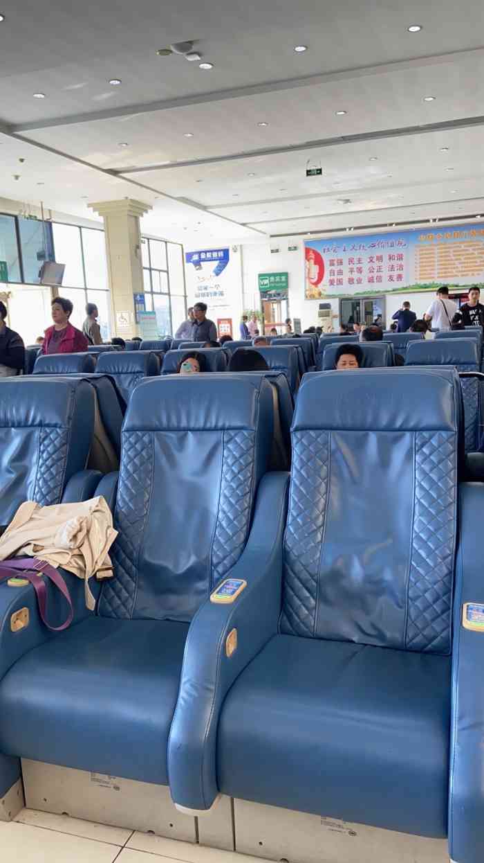 安庆天柱山机场-"安庆机场比较小,只有两个值机柜台,.