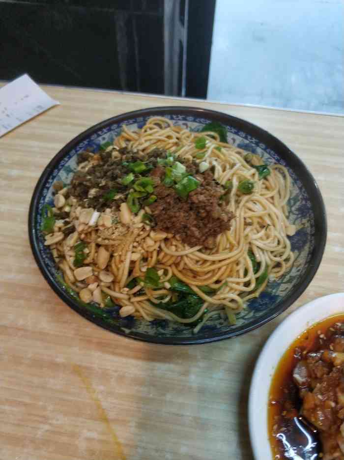 四川宜宾燃面-"是一对四川当地的老夫妻开的店,店面比较小.