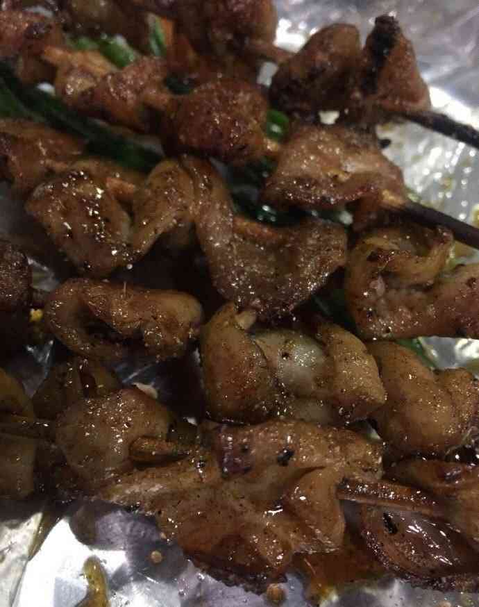 朋友给打包的烧烤,好好吃,蜜汁芥末鸡翅和笑里肠椒,简直了.