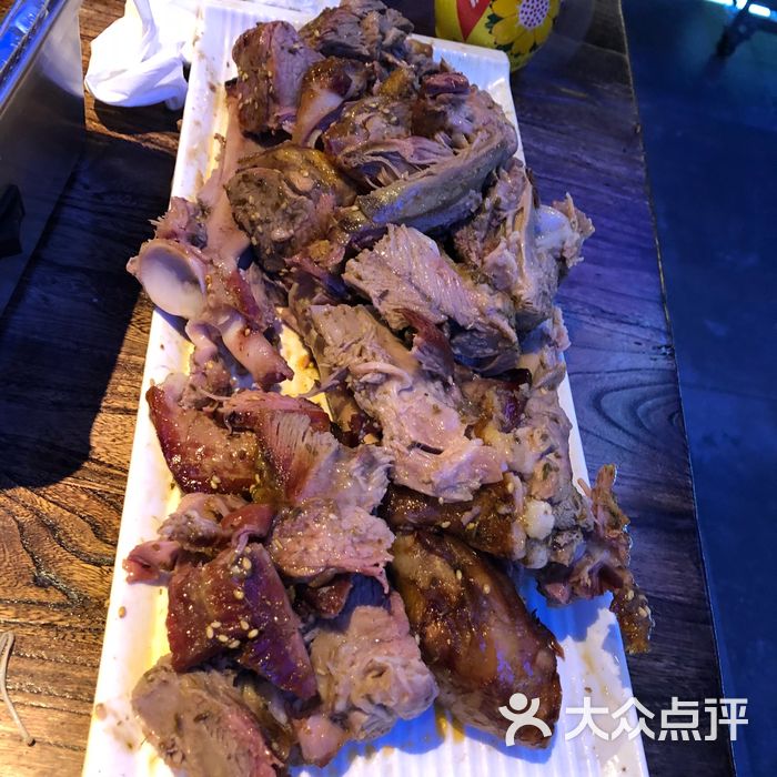 三个蒙古大叔烤羊肉串