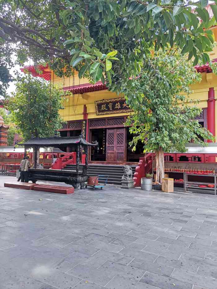 湖中寺"这是一个老寺庙了,因建在湖中得名"湖中寺-大众点评移动版