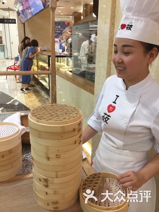 西贝莜面村(科华王府井店)来自呼和浩特的美女厨师热情的给我们介绍了