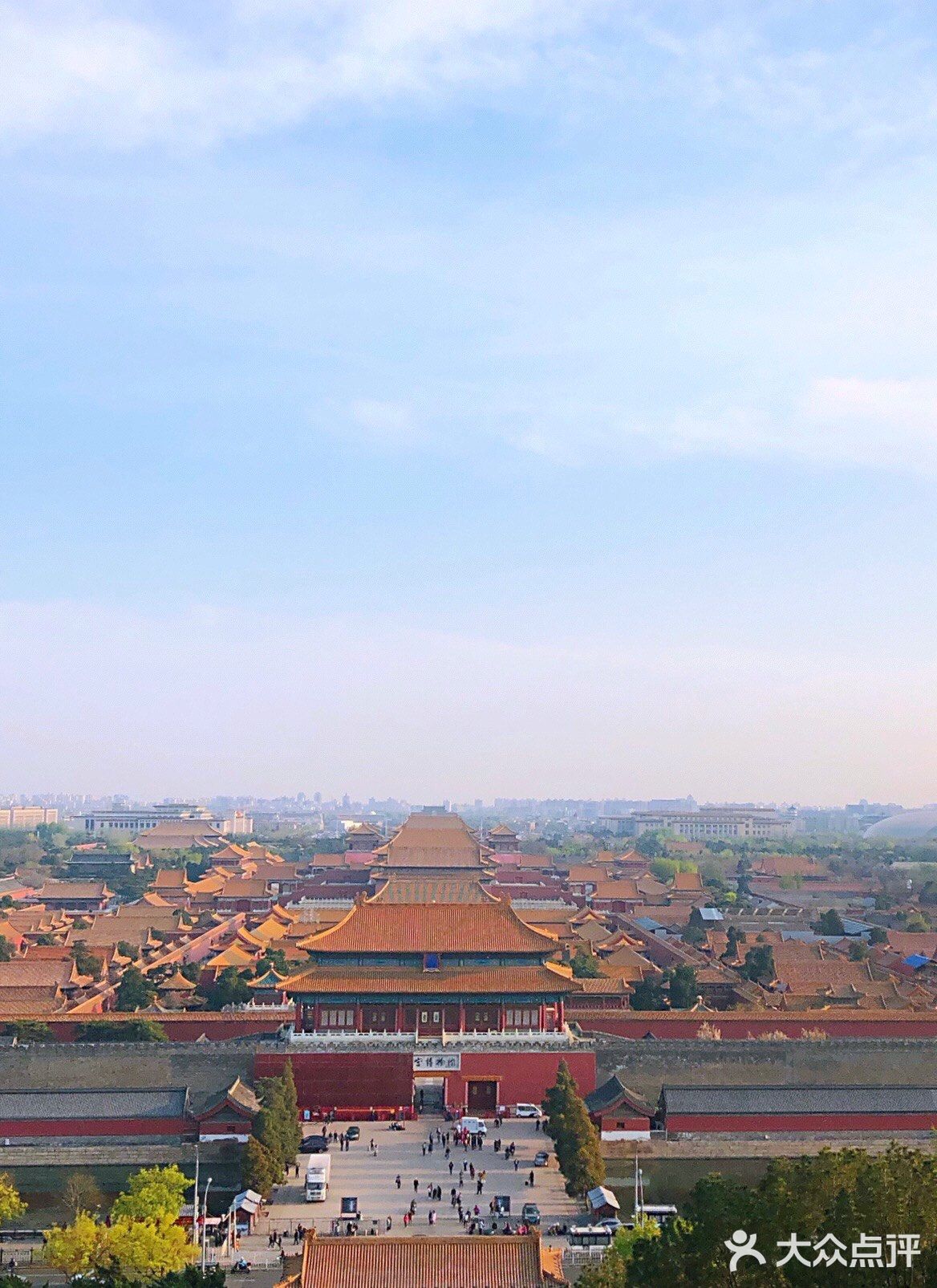 观赏故宫全景嘅最佳地点,就系爬上景山公园山顶