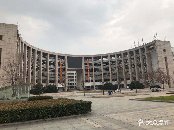 武汉理工大学(南湖新校区)图片