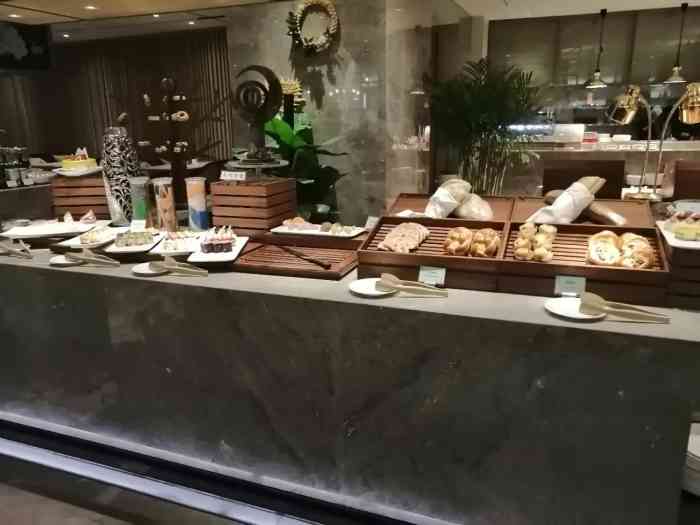 这家自助餐厅可不错呀,约上一个朋友,在这边,一边吃饭,一边聊天,真是