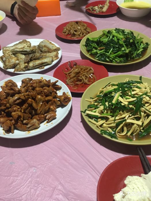 家里饭菜馒头煎鱼图片
