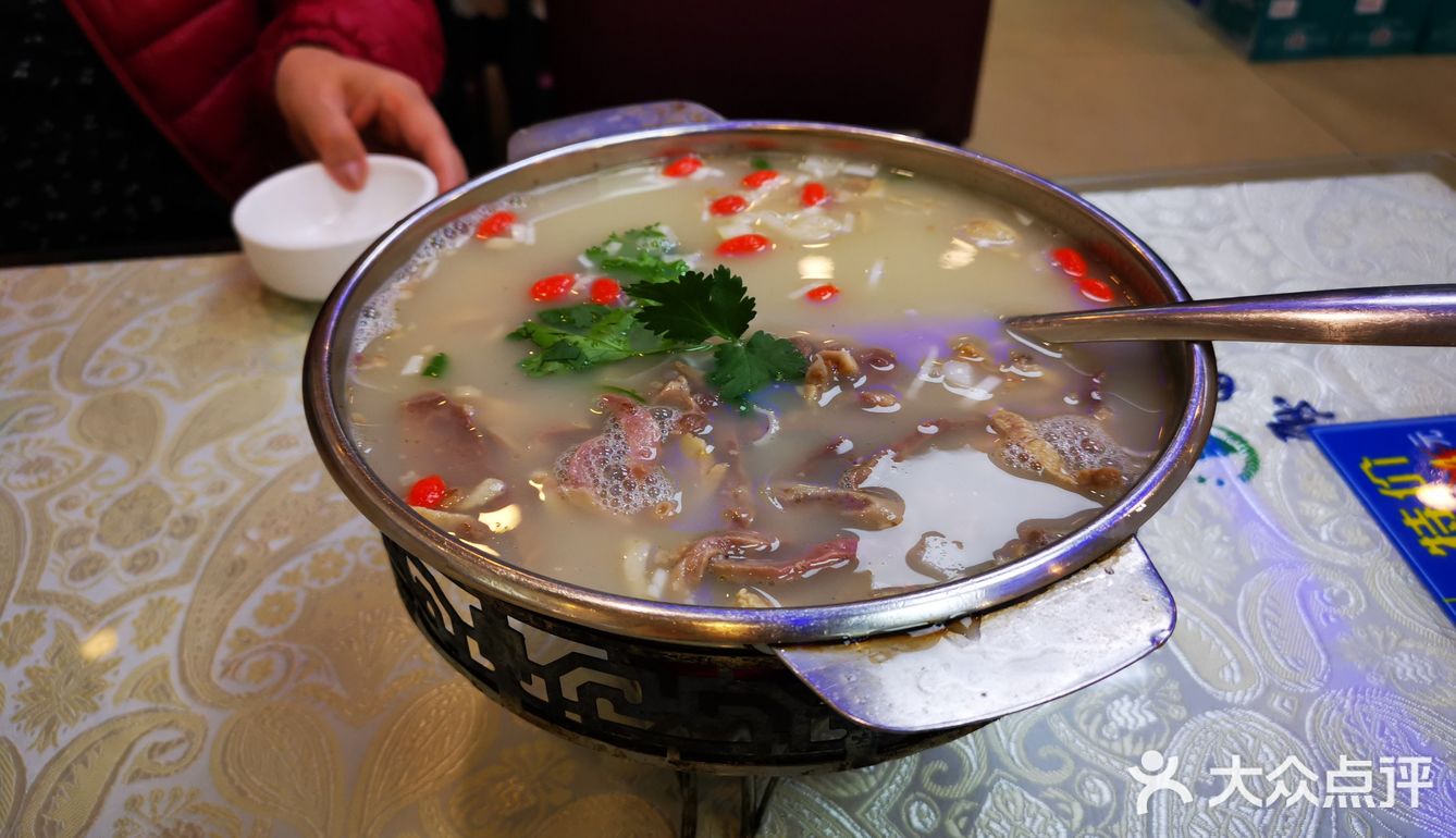 来吃过一次他们家的锅仔羊杂汤,牛肉烧卖,我就着实开始羡慕周边居民了