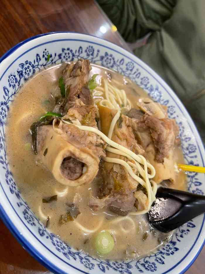 城东骨头面(苋浦西路店"这家骨头面在富阳苋蒲西路上,偶遇饭点就决.