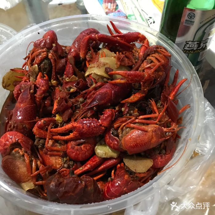 鑫悦龙虾餐厅位于顺义区交通局对面,粮食局.