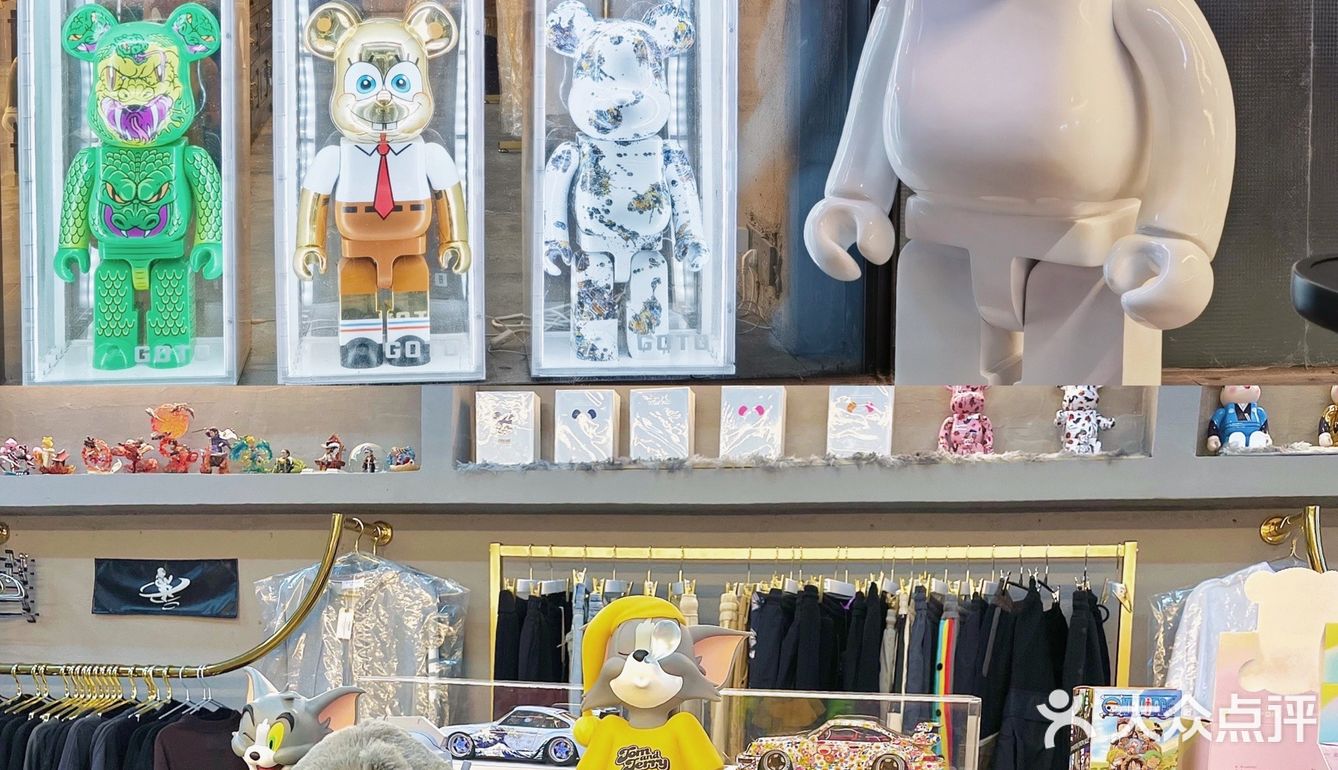 深圳探店78bearbrick限定手办潮玩服饰店