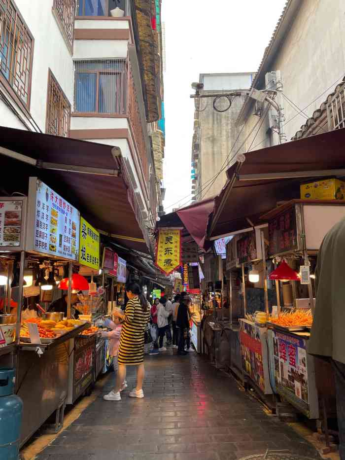 捞沙巷-"雨天来逛遵义美食节,应该是之前在电视节目.