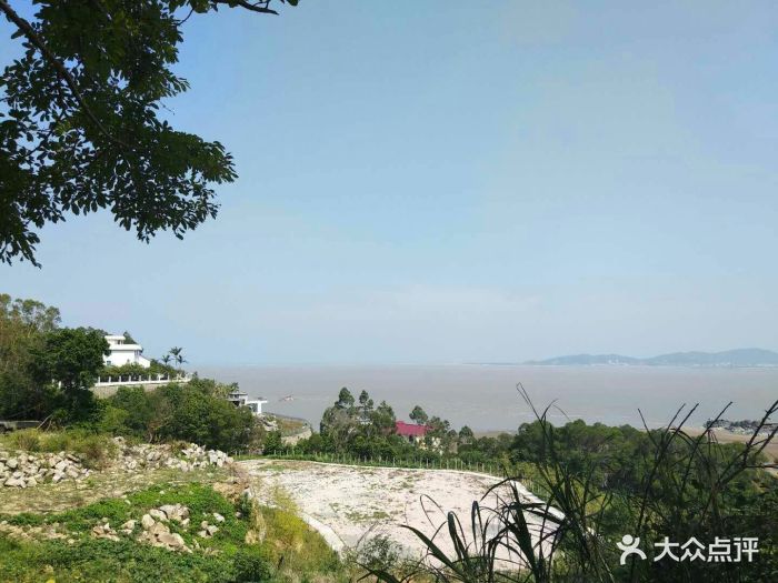 琅岐岛龙鼓度假村边沙滩,连接着农大的一条山路,是高处观海景的好地方