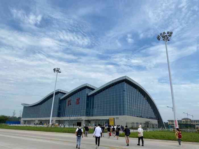 信阳明港机场-"机场特别小,连廊桥和摆渡车都没有,商店就.