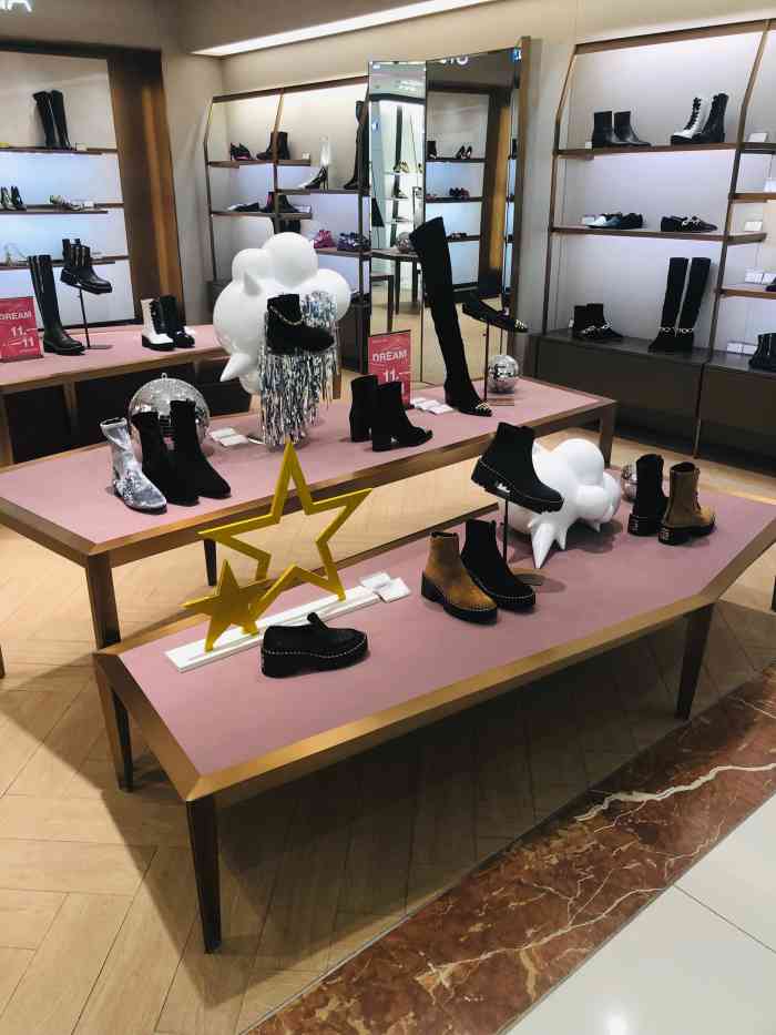目的地:群光广场 在二楼发现了这家女鞋店,柜台小姐姐人超好滴,鞋子
