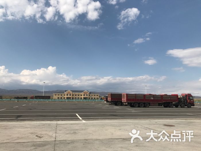 乌图布拉克服务区停车场图片 第3张