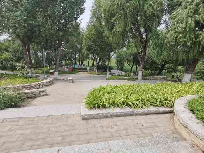 商务富锦公园-"小公园绿化的很好,春天各色花朵竞相,.