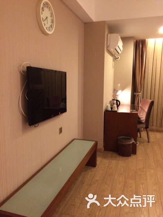 红枕酒店房间