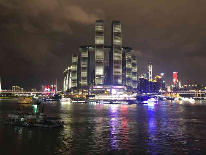 南滨路钟楼广场-"到重庆旅游,当然要看重庆的夜景,这三个地.